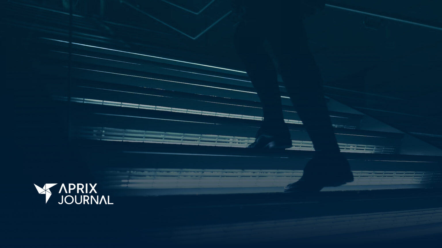 Persona subiendo unas escaleras iluminadas en un entorno moderno, con el logotipo de "Aprix Journal" en la esquina inferior izquierda.